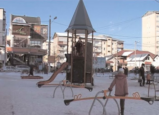 Locul de joaca din Micro-raionul 4, Targoviste Locul de joaca din Micro-raionul 4, Targoviste