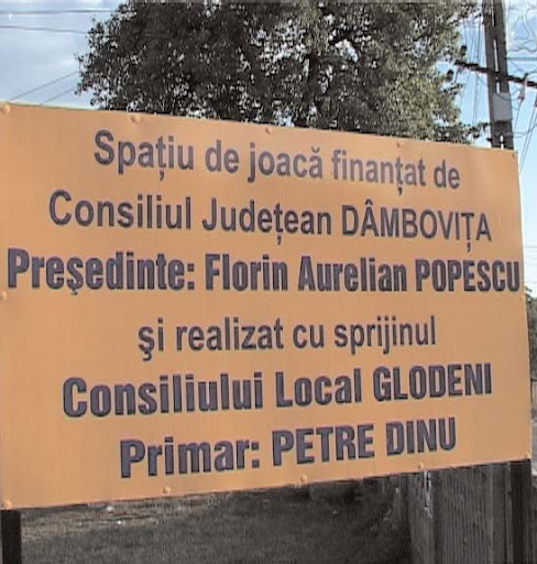 Propagand� PDL pe banii d&acirc;mbovi�enilor: cele 67 de panouri amplasate la locurile de joac� sunt portocalii �i scrise cu albastru (exact &icirc;n culorile PDL-ului!), adic� sunt ilegale