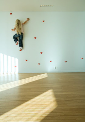 Rock%20Wall%20inside%20a%20Home Villa G, una casa minimalista en Noruega