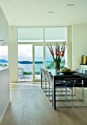 black%20dining%20table Villa G, una casa minimalista en Noruega