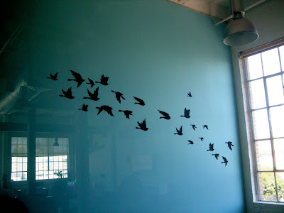 Oficinas de twitter en San Francisco twitter office wall art 1 Entramos en las oficinas de Twitter