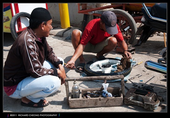Utmost care is given during the repair. See how he used a cloth to protect the tyre rim from scratches. | © 2011 Mike EcKO_Bravo Photography - Jakarta DSC_0164