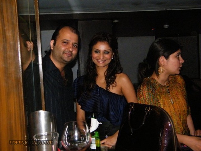 [dimpy-ganguly-private-party-leaked-pictures-10[2].jpg]