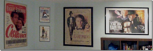 Постеры на стене (слева направо): "Касабланка (Casablanca)", "Золотая лихорадка (The Gold Rush)", "Малыш (The Kid)", "Леопард (Il Gatopardo)", "Однажды в Америке (Once Upon a Time in America)" Постеры на стене (слева направо): "Касабланка (Casablanca)", "Золотая лихорадка (The Gold Rush)", "Малыш (The Kid)", "Леопард (Il Gatopardo)", "Однажды в Америке (Once Upon a Time in America)"