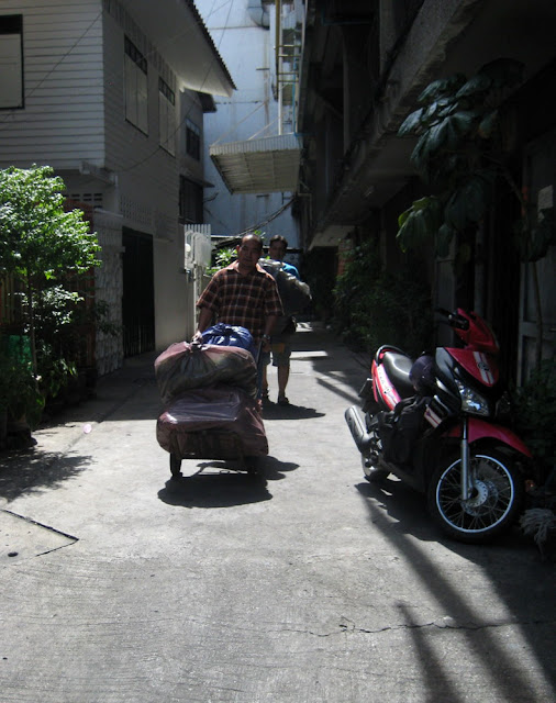 Merchants rescue goods big image in Picasa.