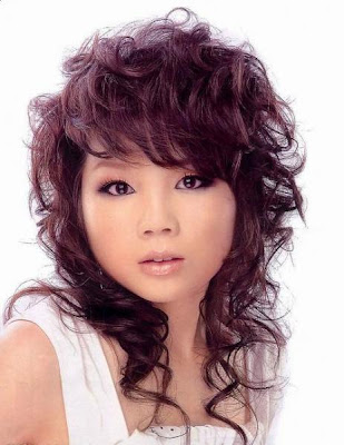 kawaii Asian Medium Curly Hairstyle