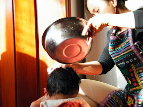 emakingir washing baby's head.