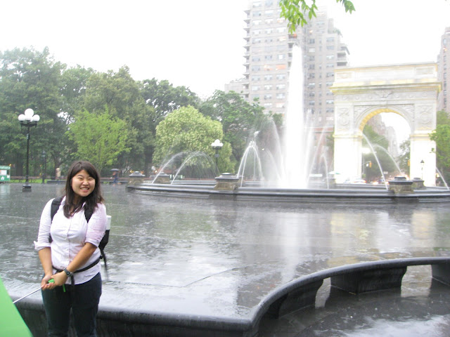 Gloria is serously a Mary Poppins wannabe. HAHA!