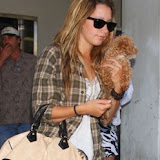 Ashley, chegando no aeroporto LAX em Los Angeles, Ashley estava em Nova Iorque.
