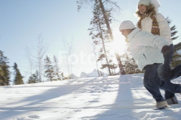 [mom-daughter-free-in-the-snow[6].jpg]