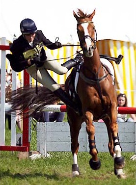 [Zara Phillips falling off horse[64].jpg]