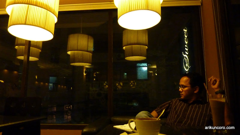 Ori melamun di Kafe Bitter Sweet