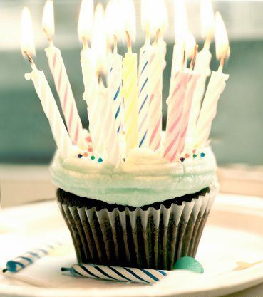 [birthday_cupcake_by_instantvoodo[7].jpg]