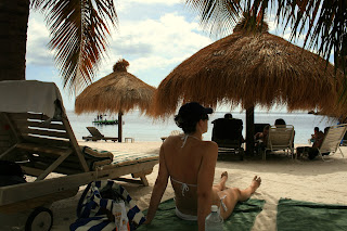 The resorts have chairs and huts available for rent.  We decided to “borrow” one this day.