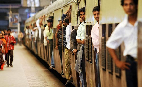 [mumbai_trains_doorways_23[1].jpg]