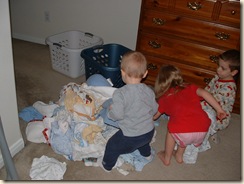 20100107_FoldingBabyClothes03