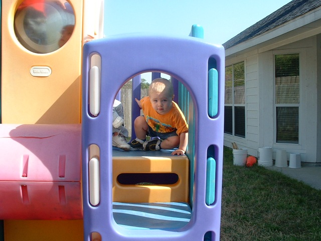 [20100326_ClimbingOnPlayset082.jpg]