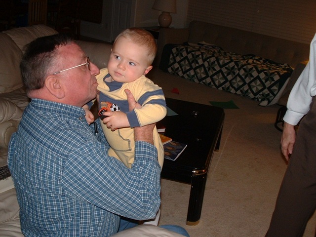 [20091224_JeffreyGrandpaHug[3].jpg]