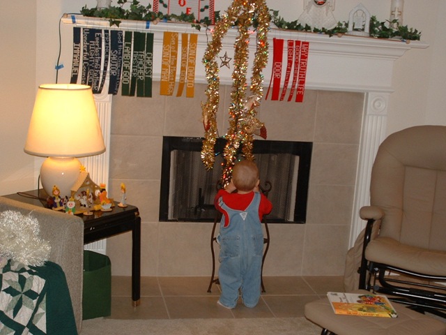 [20091224_JeffreyLooksAtManger01[3].jpg]