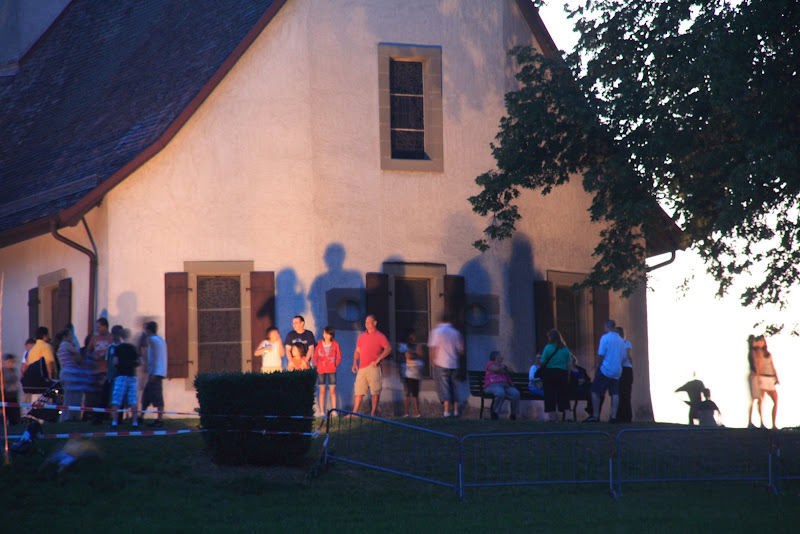 Les ombres des spectateurs sont projet&eacute;es contre le mur de l'&eacute;glise
