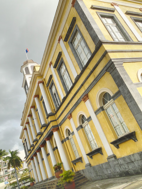 http://lh4.ggpht.com/_K7TVguVOEmo/TCbuJm-TA3I/AAAAAAAAAeg/QLDhqRhIsao/s640/Mairie.jpg