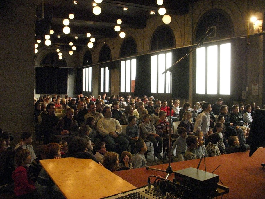La salle des f&ecirc;tes remplie par un public attentif &agrave; la prestation d'un excelent magicien.