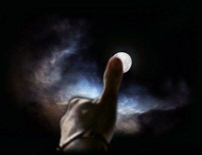 373941_1265610775560_full el dedo en la luna