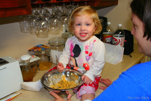 [20081224 - Savannah Helping Mommy Make Cookies for Santa (10)[9].jpg]