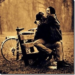 A IMAGEM DO CASAL NAMORANDO NO BANCO A IMAGEM DO CASAL NAMORANDO NO BANCO