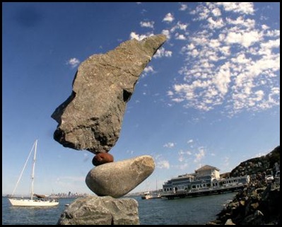 6037415.esculturas_com_pedras_na_praia_exclusivo_bbc_mundo_335_418