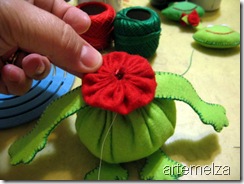 artemelza - sapo de fuxico e feltro artemelza - sapo de fuxico e feltro