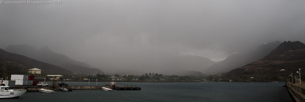 [Pano Baie Hakahau Pluie[25].jpg]