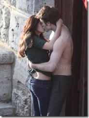 gallery_enlarged-robert-pattinson-new-moon-shirtless-kristen-stewart-spl103126_032