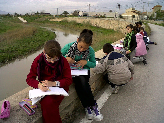 alumnos junto al r&iacute;o