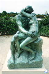 A statue of  two lovers kissing