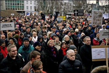 [iceland_protest_calls_on_ministers_to_quit_large[3].jpg]