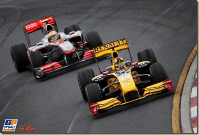 Robert Kubica (POL) Renault R30 leads Lewis Hamilton (GBR) McLaren MP4/25
Formula One World Championship, Rd 2, Australian Grand Prix, Race, Albert Park, Melbourne, Australia, Sunday 28 March 2010. Robert Kubica (POL) Renault R30 leads Lewis Hamilton (GBR) McLaren MP4/25
Formula One World Championship, Rd 2, Australian Grand Prix, Race, Albert Park, Melbourne, Australia, Sunday 28 March 2010.