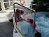 La&Atilde;&macr;s falando com a menininha inglesa na piscina