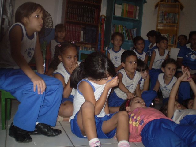 [Essa+turminha+assistiu,+atenciosamente,+ao+vídeo..JPG]