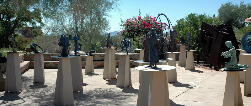 http://lh4.ggpht.com/_LCXRYkfBh8U/SOrVv7J2hFI/AAAAAAAACHw/JRrHRjFXSEU/s800/Taliesin%20Courtyard.jpg