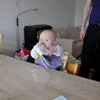 Første gang hun prøver stolen. Og første gang hun "læser" i hendes nye badebog.