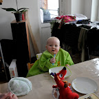 Så er det bare at give hende en ske og så går det derudaf... næsten!