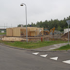 Nu set fra nordvest. Fra venstre er det på den nordlige væg et højt vindue indtil arbejdsværelset, så er der lige nu et stort hul til noget forstærkning af huset, og så kommer stuen.