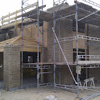Den sydlige facade og stuen. Der hvor der er træ istedet for mursten skal der sættes fibercementplader op.