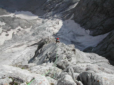 Escalando la Arista Intermedia , al pie el glaciar de Oulettes de Gaube