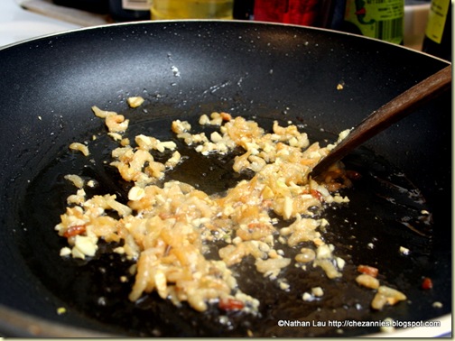  Frying Dried Shrimp (Hae Bee) and Garlic