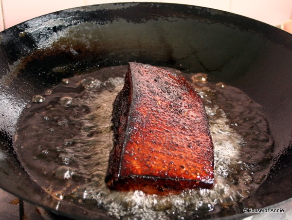 [deep frying pork belly for khau yoke[2].jpg]