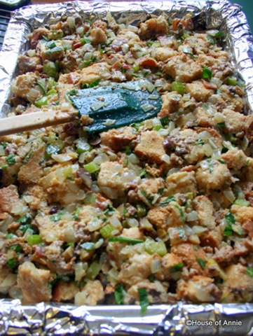 [smoothing chestnut and sausage stuffing in pan[3].jpg]