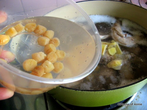 [adding scallops to winter melon soup[2].jpg]
