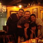 Todos en bola en dicho bar. Jajaja no se si lo mencione pero compramos esas yukatas (nuestra ropa) el mero dia del evento y las andamos estrenando.